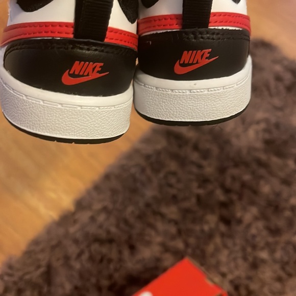 Toddler Nikes! Great condition! Only worn 1x - Picture 4 of 5